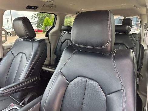 Used 2023 Chrysler Pacifica Touring-L FWD image 32