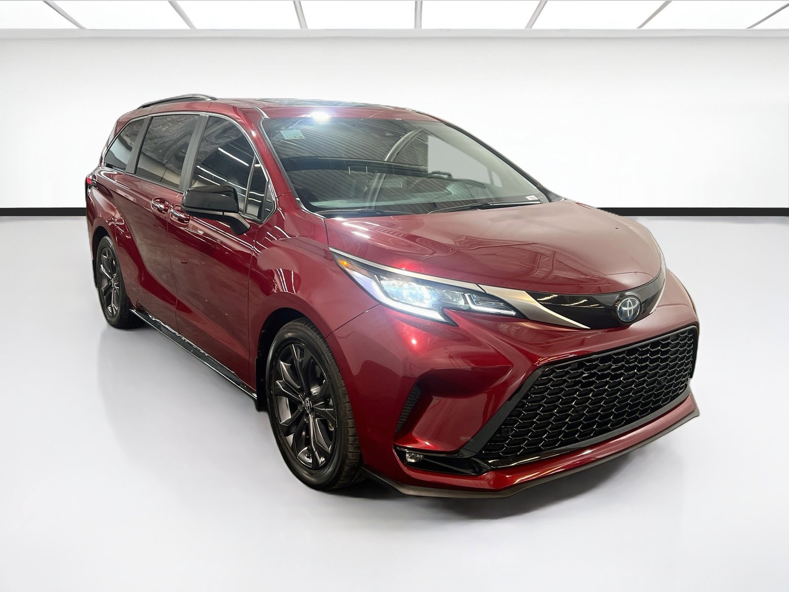 Used 2023 Toyota Sienna XSE w/ XSE Plus Package FWD image 3