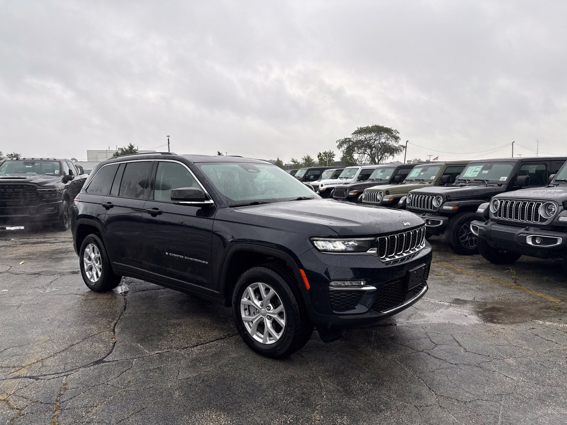Used 2023 Jeep Grand Cherokee Limited AWD/4WD image 4