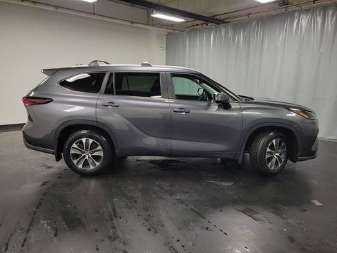 Used 2024 Toyota Highlander XLE image 9