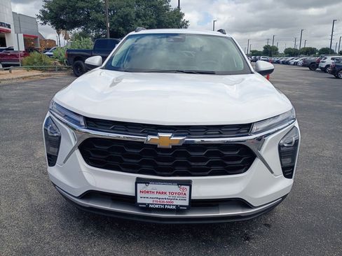 Used 2025 Chevrolet Trax LT w/ LT Convenience Package FWD image 3