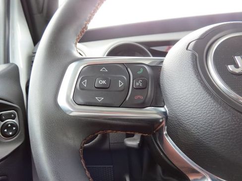 Used 2023 Jeep Gladiator Overland AWD/4WD image 16