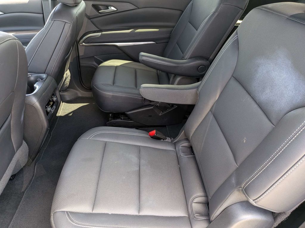 Used 2025 Chevrolet Traverse LT FWD image 14