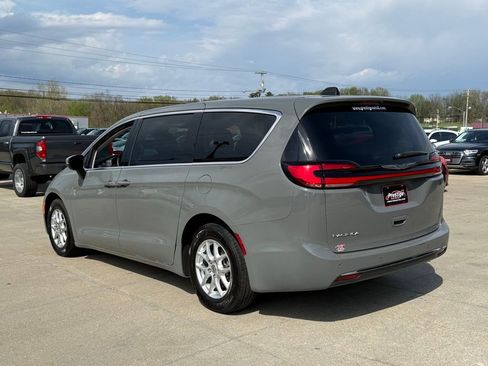 Used 2023 Chrysler Pacifica Touring-L FWD image 5