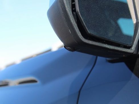 Used 2024 GMC Canyon Denali image 15