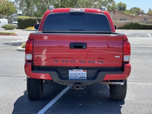 Used 2017 Toyota Tacoma TRD Sport AWD/4WD image 8