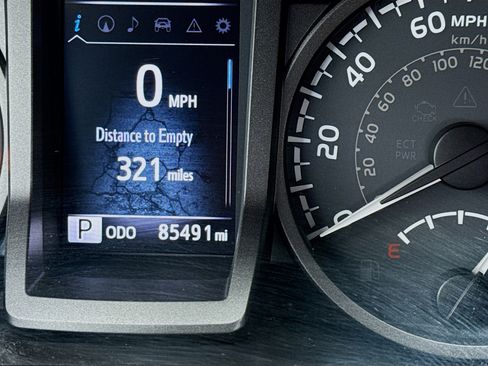 Used 2018 Toyota Tacoma TRD Off-Road w/ Technology Package image 8