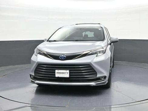 Used 2024 Toyota Sienna XLE Woodland Edition AWD/4WD image 30