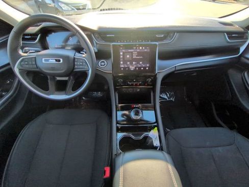 Used 2023 Jeep Grand Cherokee Laredo X image 14