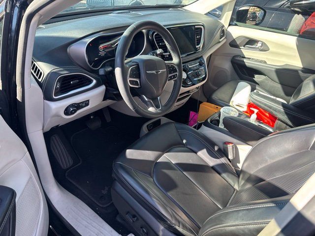 Used 2023 Chrysler Pacifica Touring-L FWD image 3