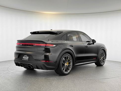 Used 2024 Porsche Cayenne Turbo GT image 5