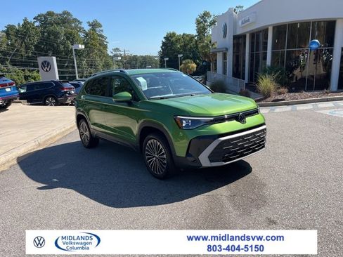 New 2025 Volkswagen Taos SE image 1