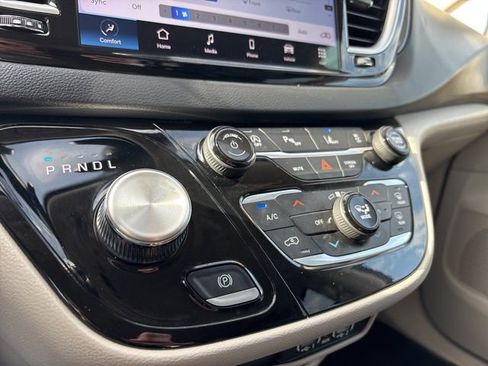Used 2023 Chrysler Pacifica Touring-L image 22