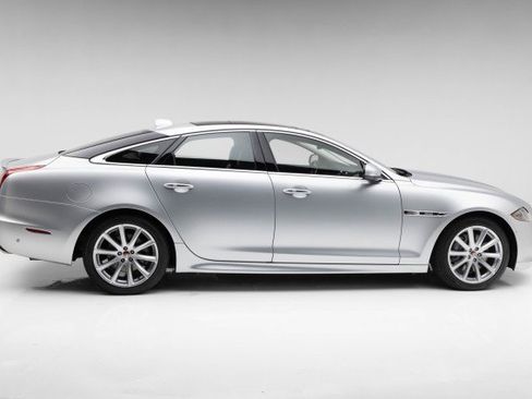 Used 2016 Jaguar XJ R-Sport image 11