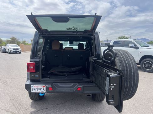 Used 2022 Jeep Wrangler Unlimited Sahara w/ Cold Weather Group AWD/4WD image 15