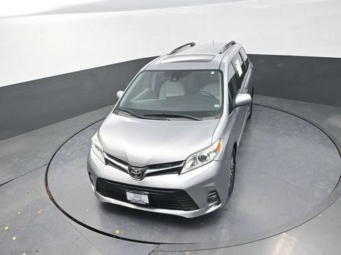 Used 2018 Toyota Sienna XLE FWD image 22