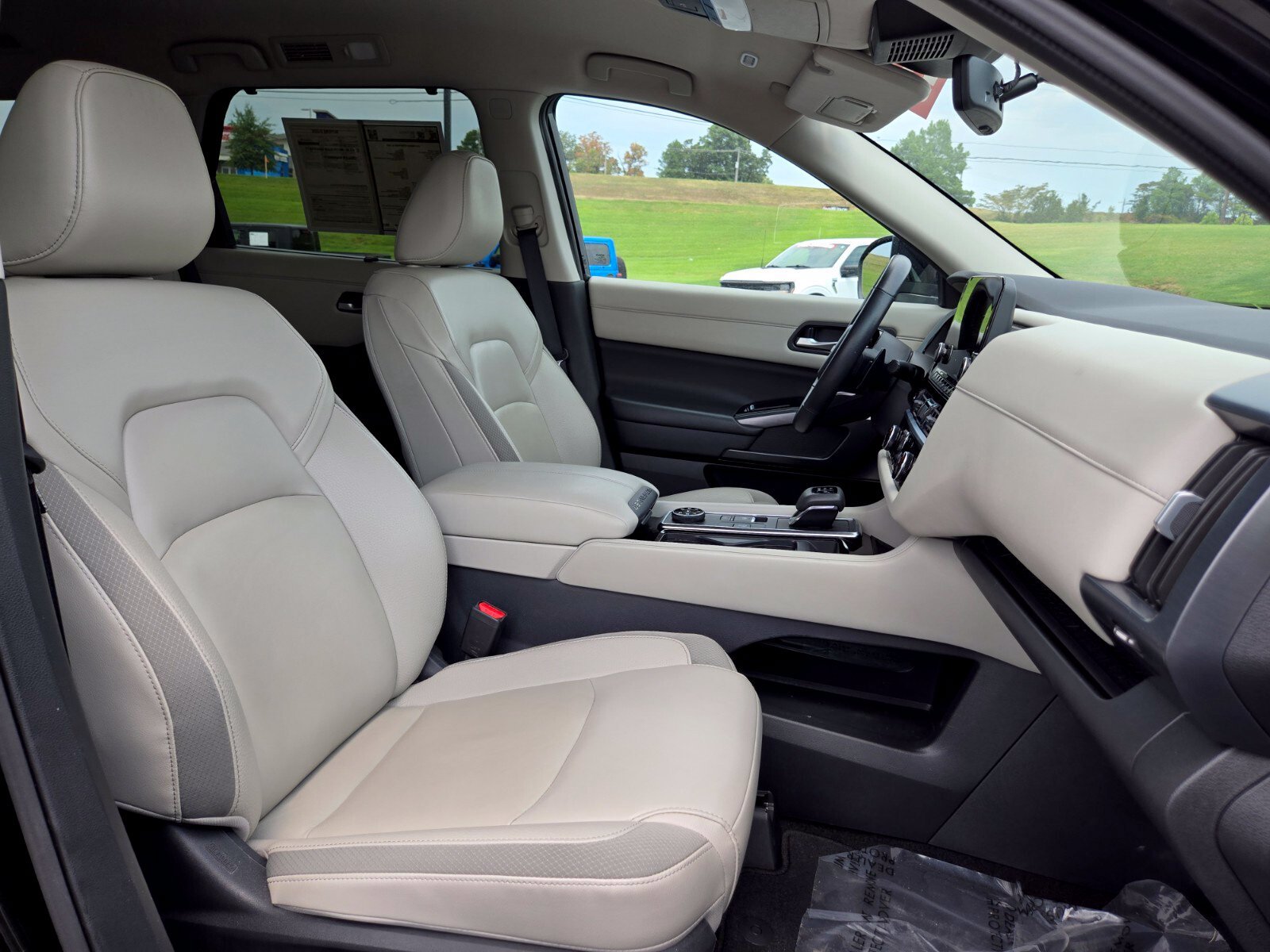 Used 2025 Nissan Pathfinder SL AWD/4WD image 21