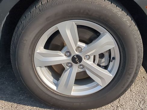 Used 2024 Kia Sorento LX image 11