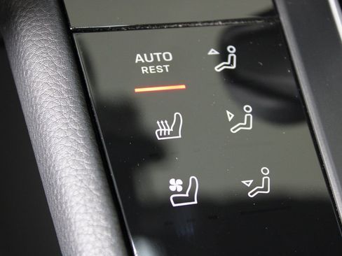 Certified 2026 Porsche Macan image 30