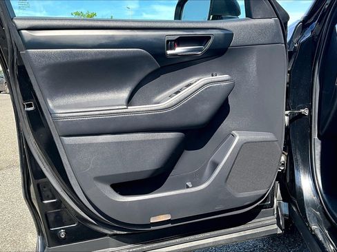 Used 2021 Toyota Highlander XLE image 22