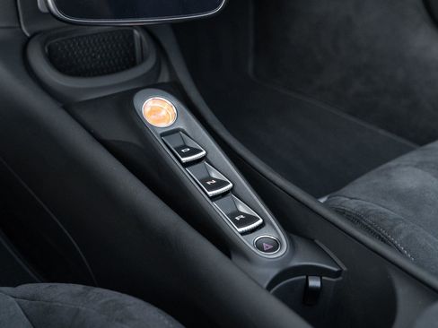 Used 2025 McLaren Artura Spider image 34