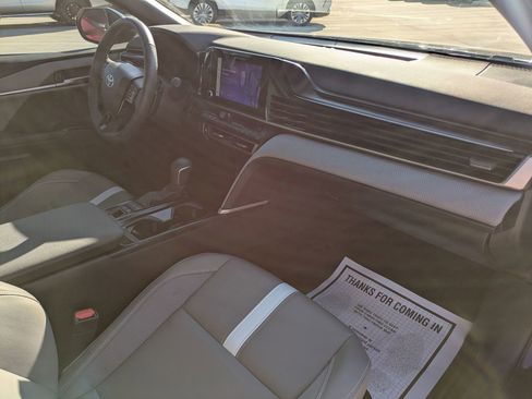 Used 2025 Toyota Camry SE image 27