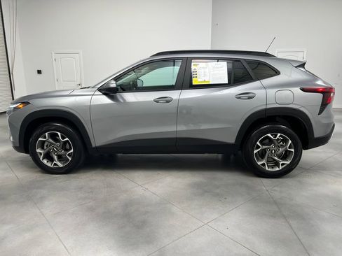 Used 2025 Chevrolet Trax LT w/ LT Convenience Package FWD image 4