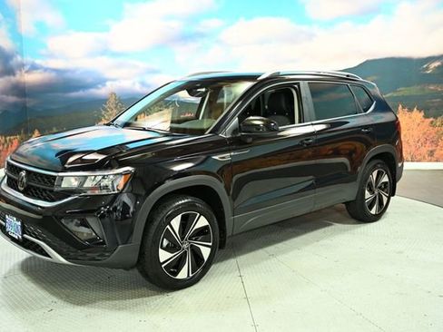 Used 2024 Volkswagen Taos SE image 4