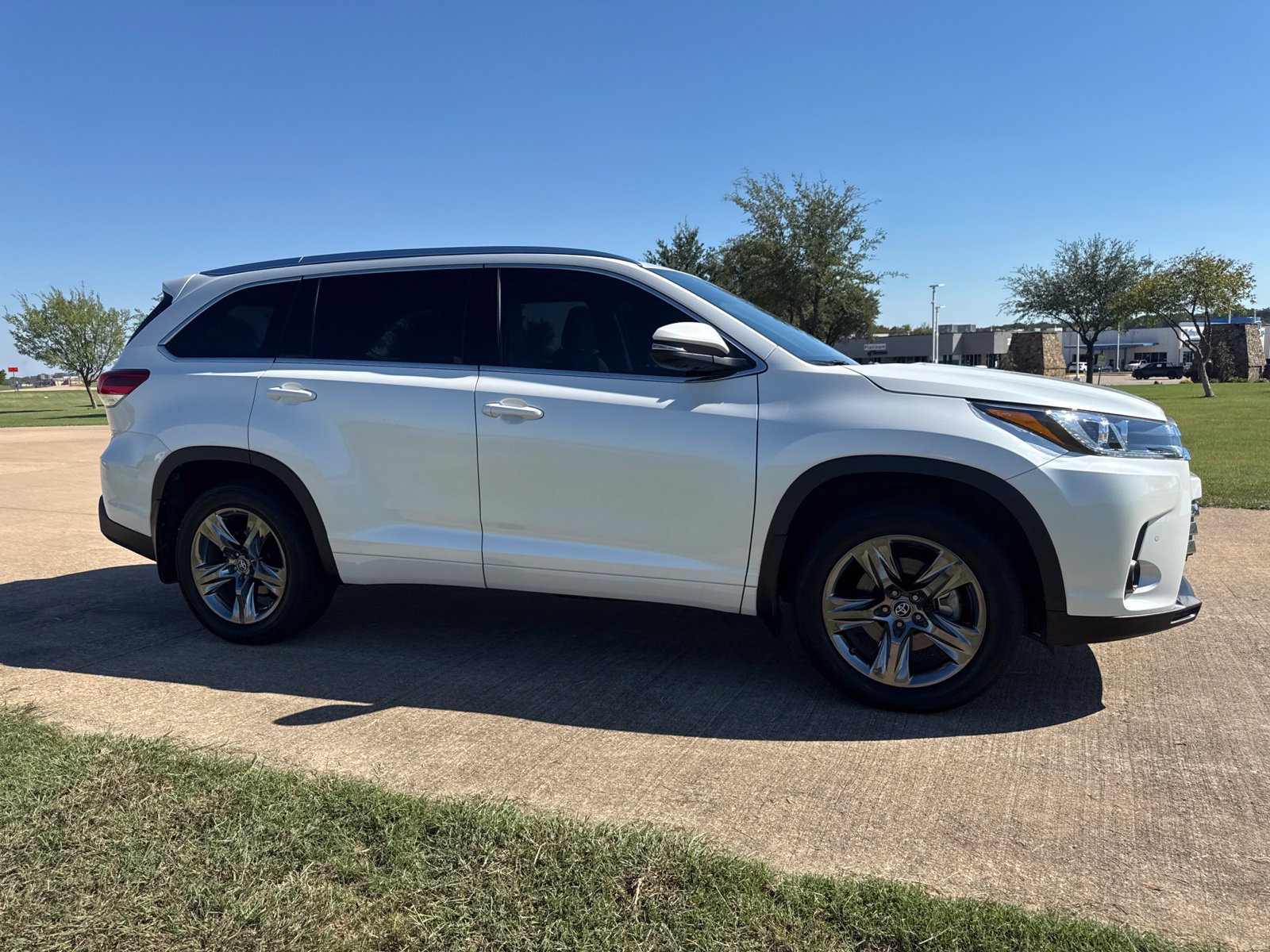 Used 2018 Toyota Highlander Limited Platinum w/ Carpet Mat Package (TMS) AWD/4WD image 11