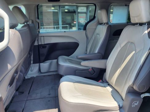 Used 2019 Chrysler Pacifica Touring-L FWD image 19