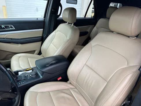 Used 2017 Ford Explorer XLT w/ Equipment Group 202A AWD/4WD image 4