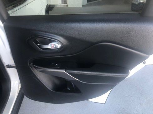 Used 2019 Jeep Cherokee Latitude w/ Popular Appearance Group image 28