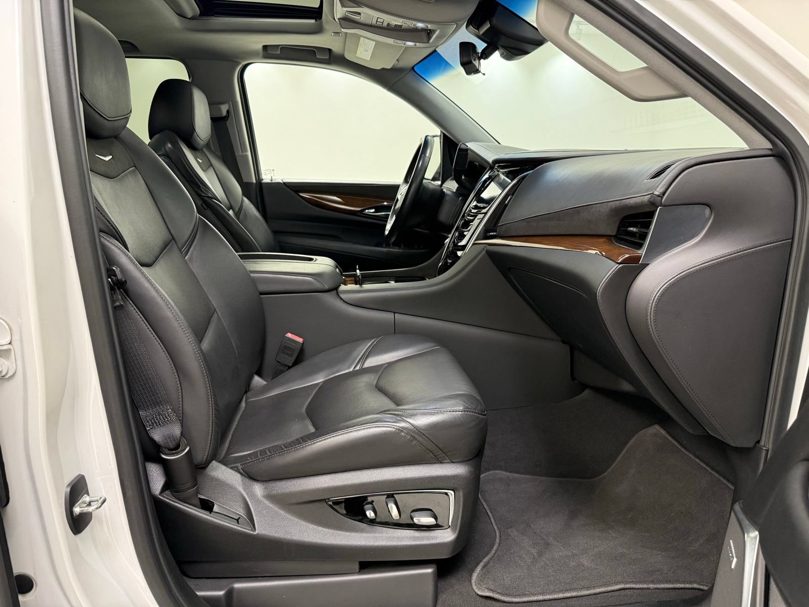 Used 2019 Cadillac Escalade ESV Luxury AWD/4WD image 29
