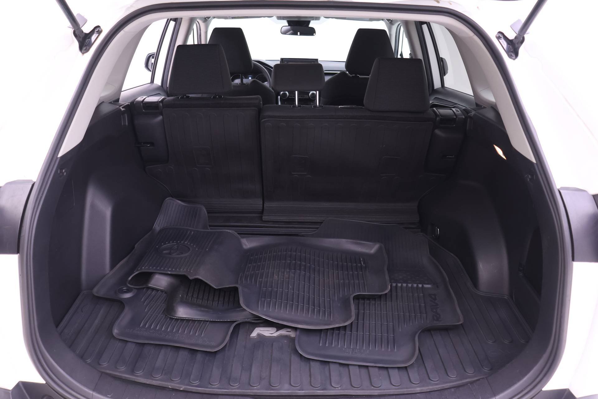 Used 2021 Toyota RAV4 LE AWD/4WD image 14