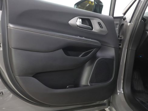 Used 2025 Chrysler Pacifica Select image 22