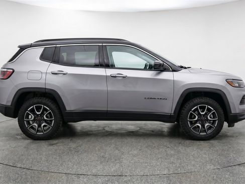 Used 2025 Jeep Compass Trailhawk AWD/4WD image 11