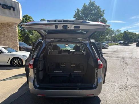 Used 2018 Toyota Sienna XLE w/ XLE Navigation Package FWD image 11
