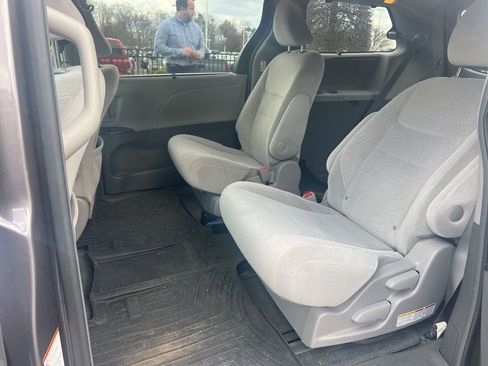 Used 2015 Toyota Sienna LE image 11
