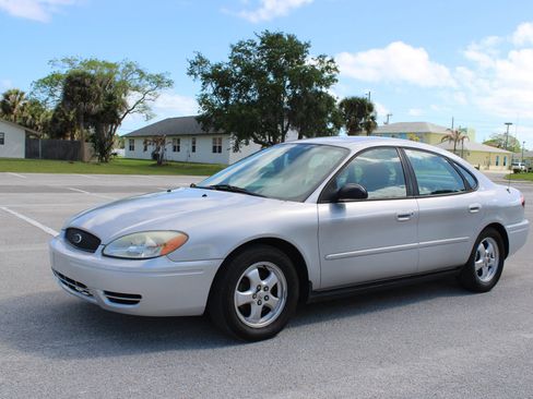 Used 2005 Ford Taurus SE FWD image 2