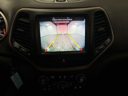 Used 2017 Jeep Cherokee Latitude w/ Cold Weather Group image 33