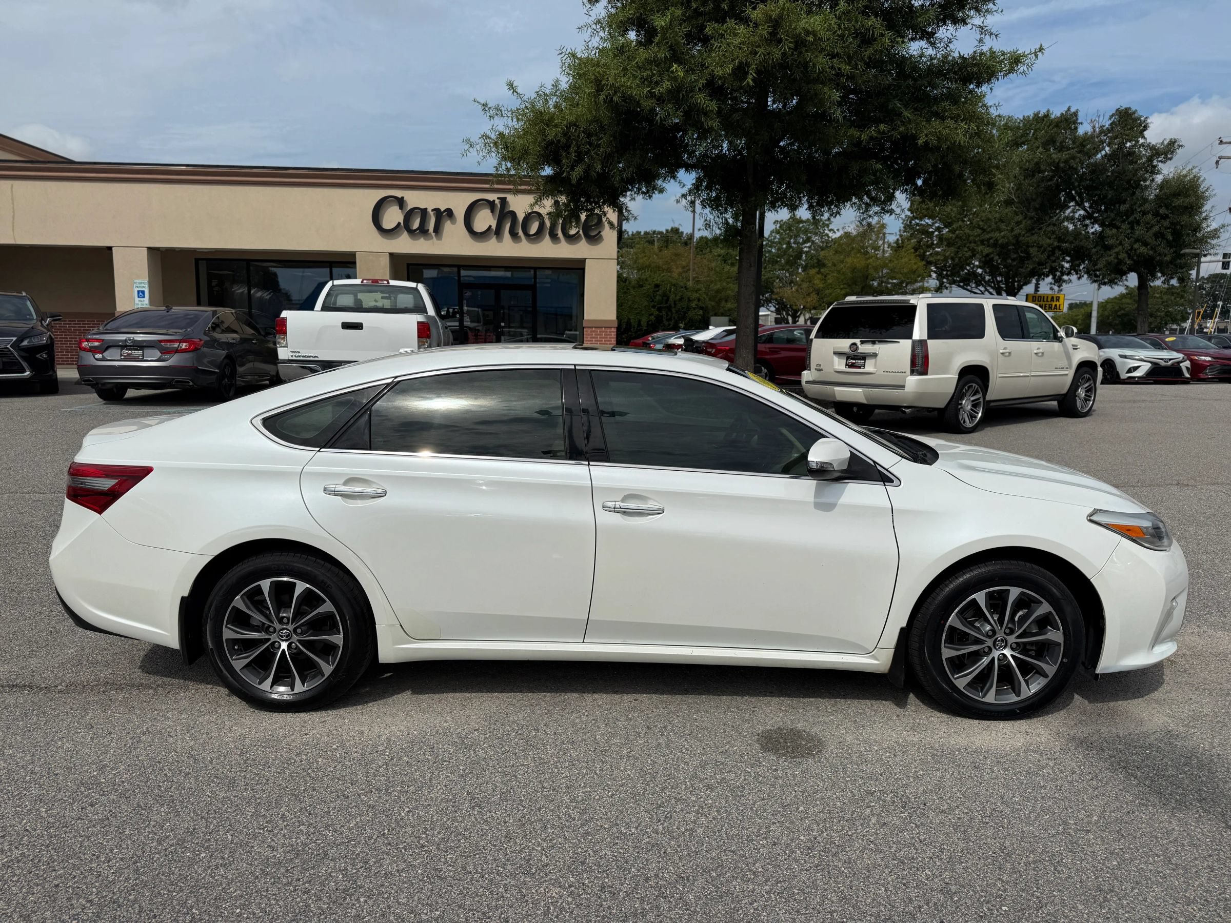 Used 2018 Toyota Avalon XLE Premium FWD image 7