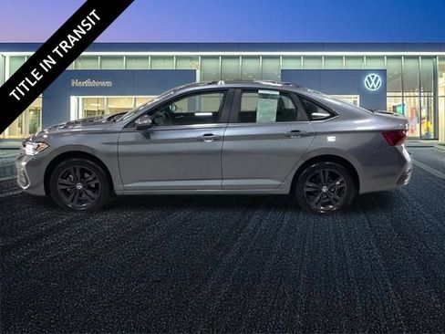 Used 2023 Volkswagen Jetta SE w/ Panoramic Sunroof Package FWD image 2