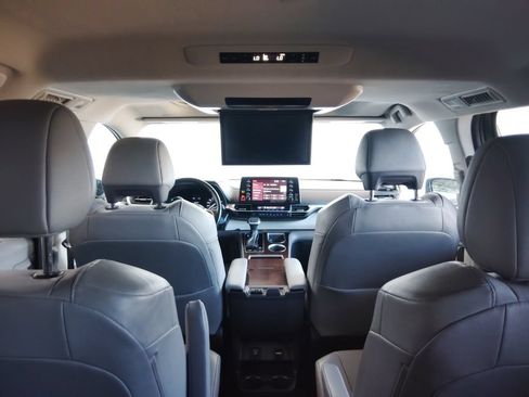 Used 2022 Toyota Sienna XLE w/ XLE Plus Package FWD image 20