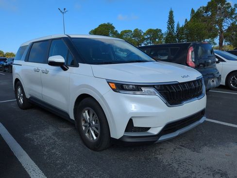 Used 2023 Kia Carnival LX image 1