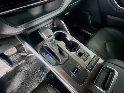 Used 2021 Toyota Highlander Limited FWD image 25