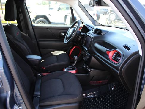 Used 2022 Jeep Renegade Trailhawk AWD/4WD image 19