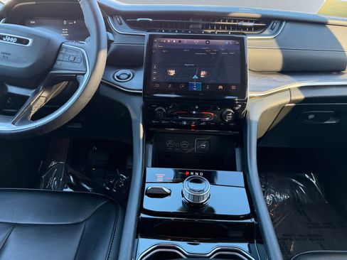 Used 2023 Jeep Grand Cherokee Limited image 10