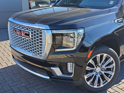 Used 2021 GMC Yukon Denali w/ Denali Premium Package image 11