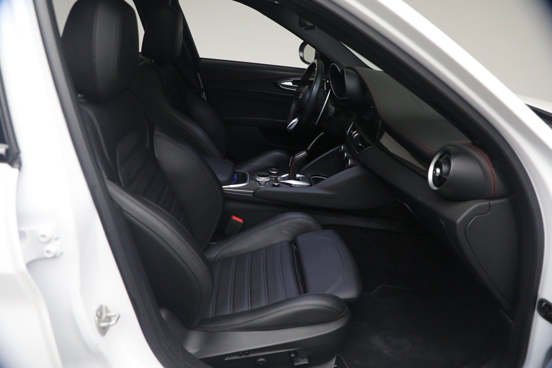 Used 2023 Alfa Romeo Giulia Estrema AWD/4WD image 13