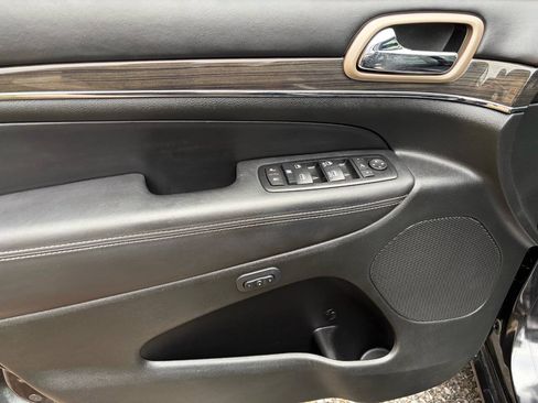 Used 2015 Jeep Grand Cherokee Overland AWD/4WD image 39